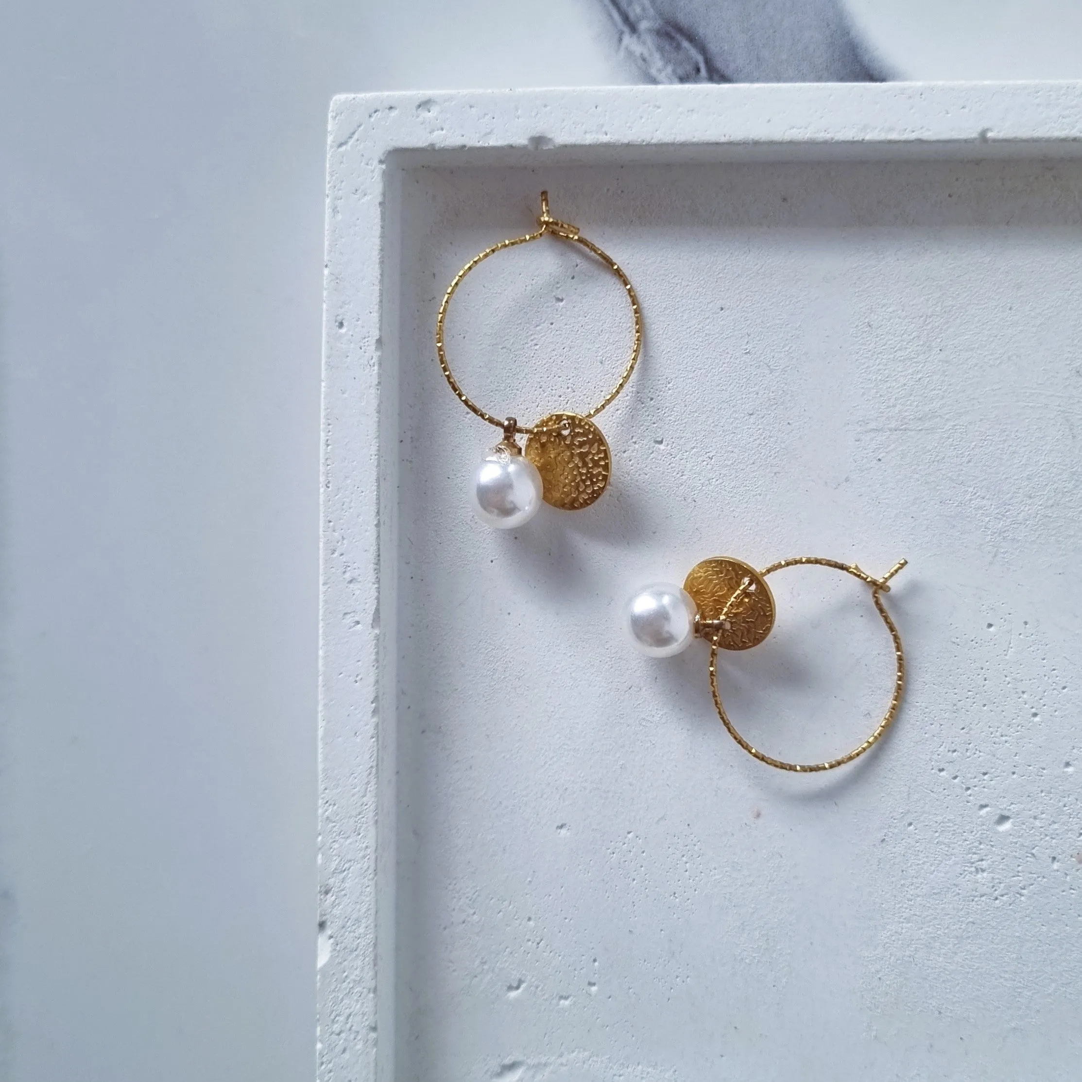 Classic earrings with pearls