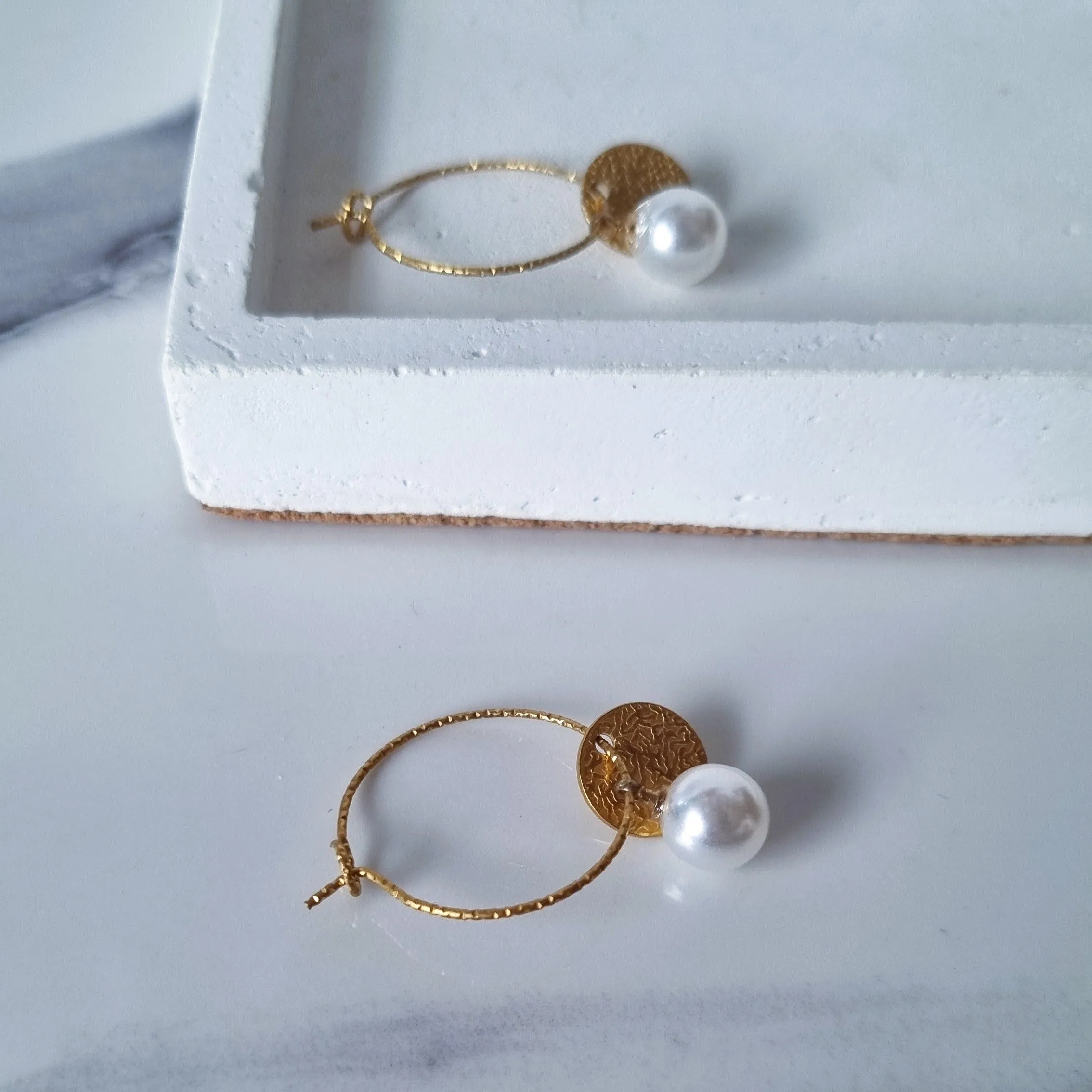 Classic earrings with pearls