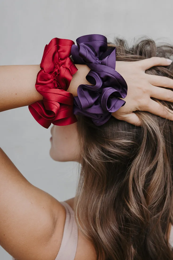 CLASSIC SATIN TRIM SCRUNCHIES .